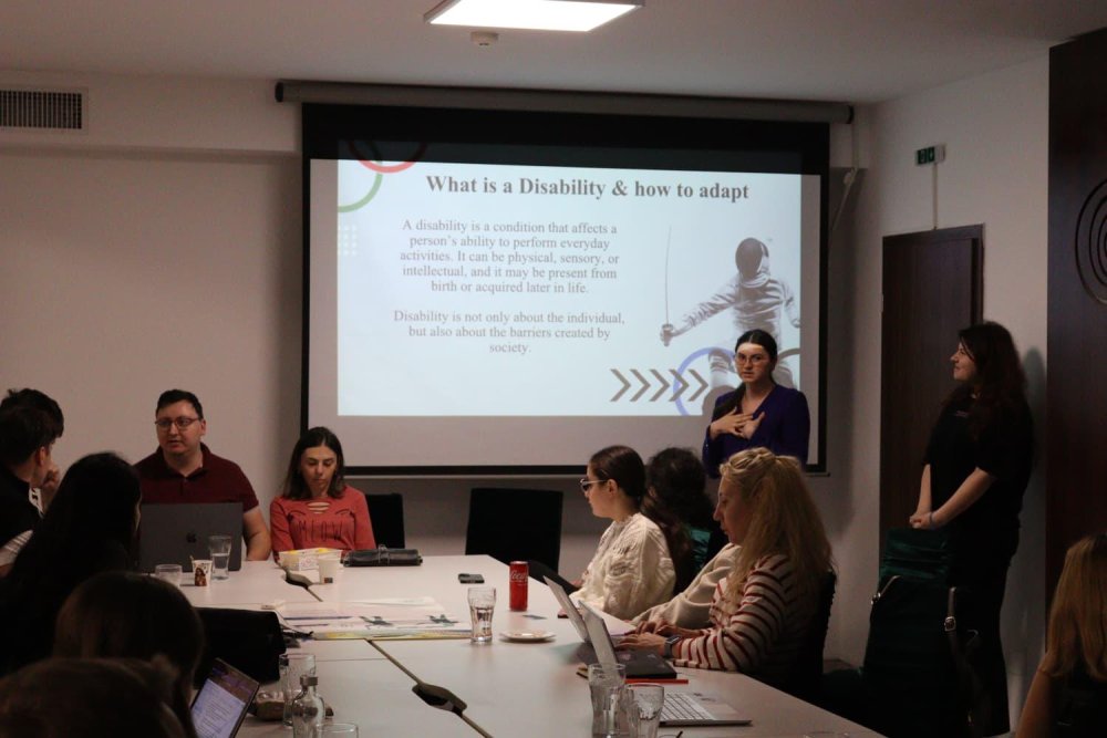 grup de oameni vorbind